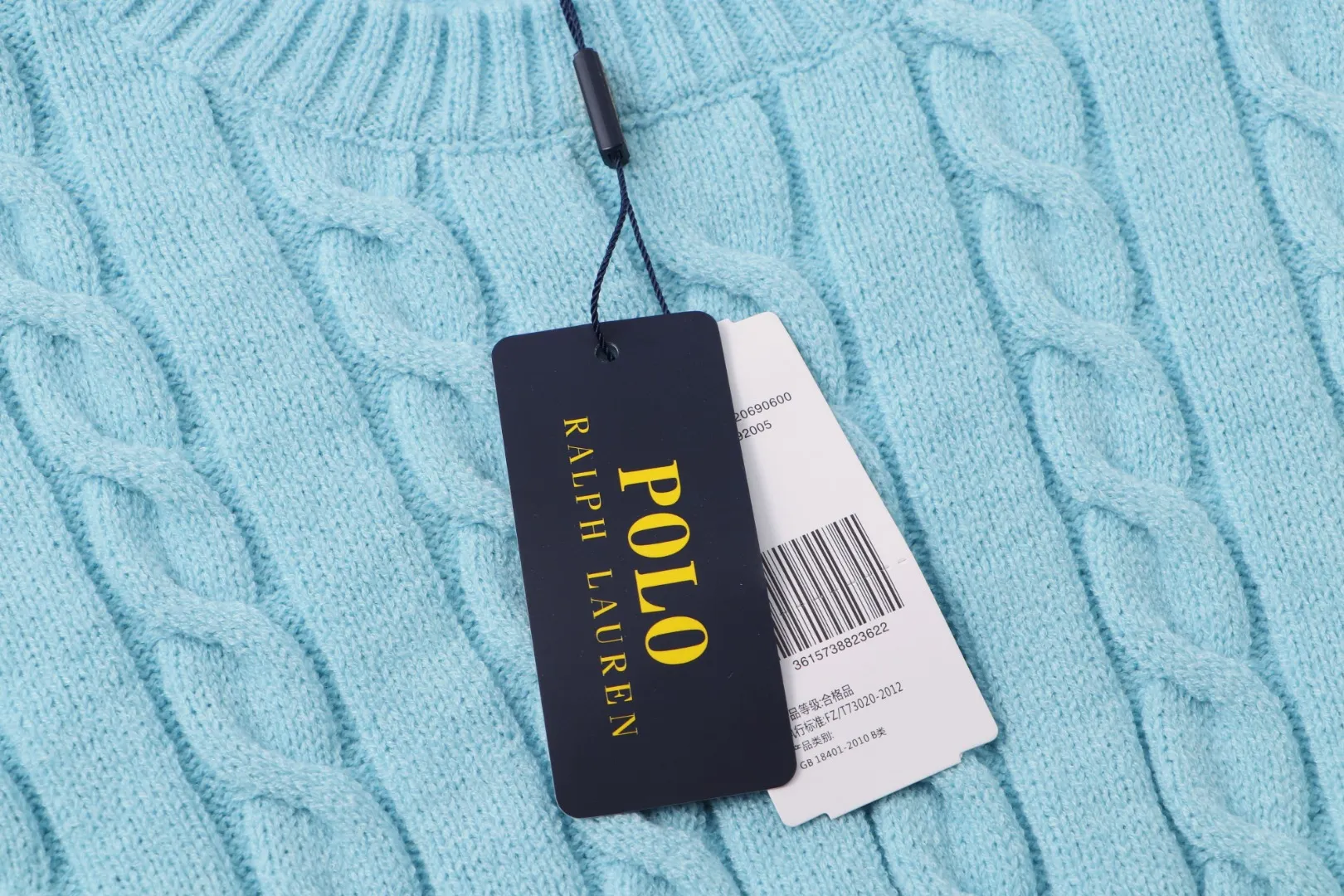 P210 [Ralph Lauren round neck solid color pony embroidery logo twist knitted sweater] ✅Ralph Lauren classic basic versatile knitted pullover crew neck sweater for men and women ✅Main supplier platform live broadcast Wholesale entity Replenish when out of stock will not be removed from the shelves ✅ZP quality 1:1 pattern making Scan the code to enter the GF website Counter quality ✅Detailed quality is the only one in Guangzhou Imported quality cotton yarn Focus on high-end cost-effective Good quality Needless to say ✅The version is restored to the original version. The maximum size can be worn up to 1105 pounds. Loose, comfortable and stress-free. ✅The upper body is simple and easy to match. A must-have for ootd. Good-looking clothes are never picky. A must-have in couples’ wardrobes. Size: S-XL. Color: black, white, gray, royal blue, pink, sky blue, khaki.